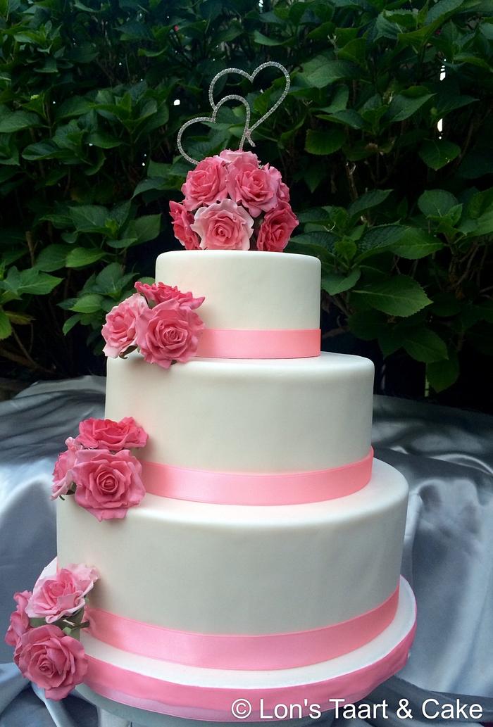 Pink roses weddingcake