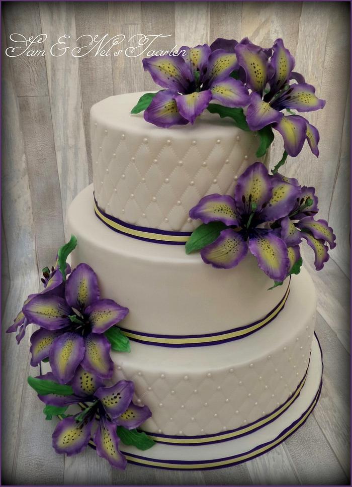 Purple yellow Lilly weddingcake