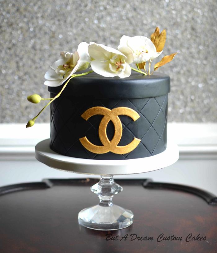 Chanel Cake - Decorated Cake by Elisabeth Palatiello - CakesDecor