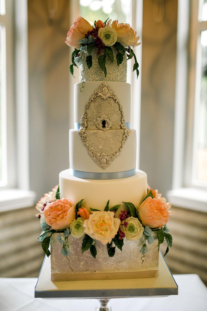 Romantic lock wedding cake 