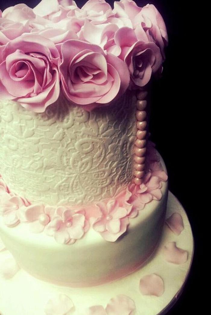 Wedding cake, roses and pearls