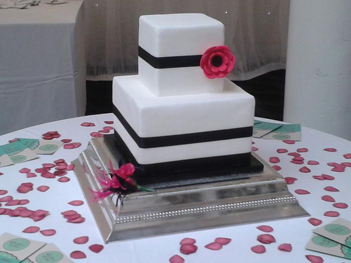 Modern monochrome wedding cake