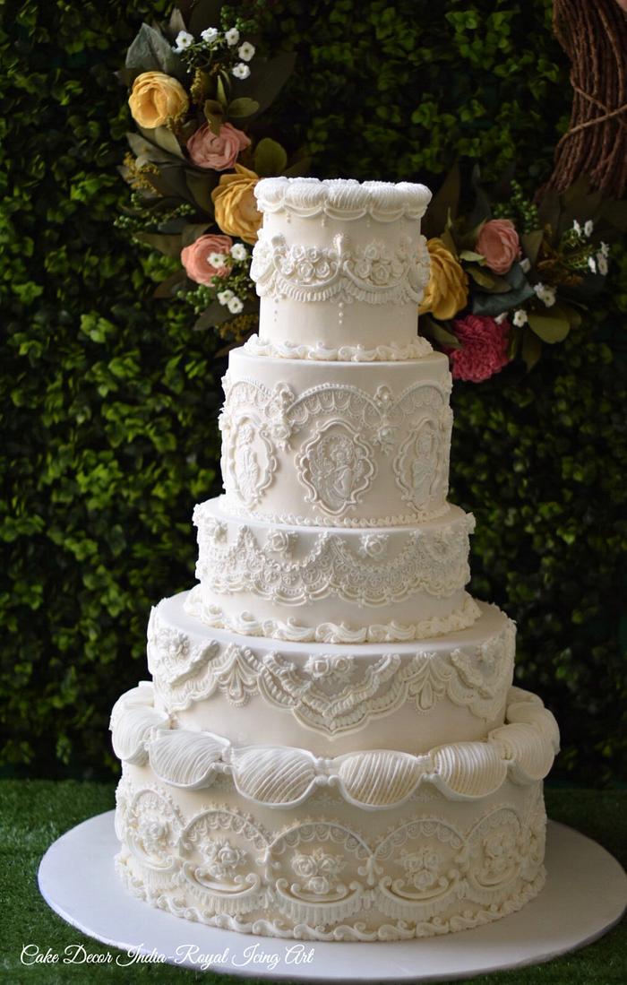 English overpiped wedding cake
