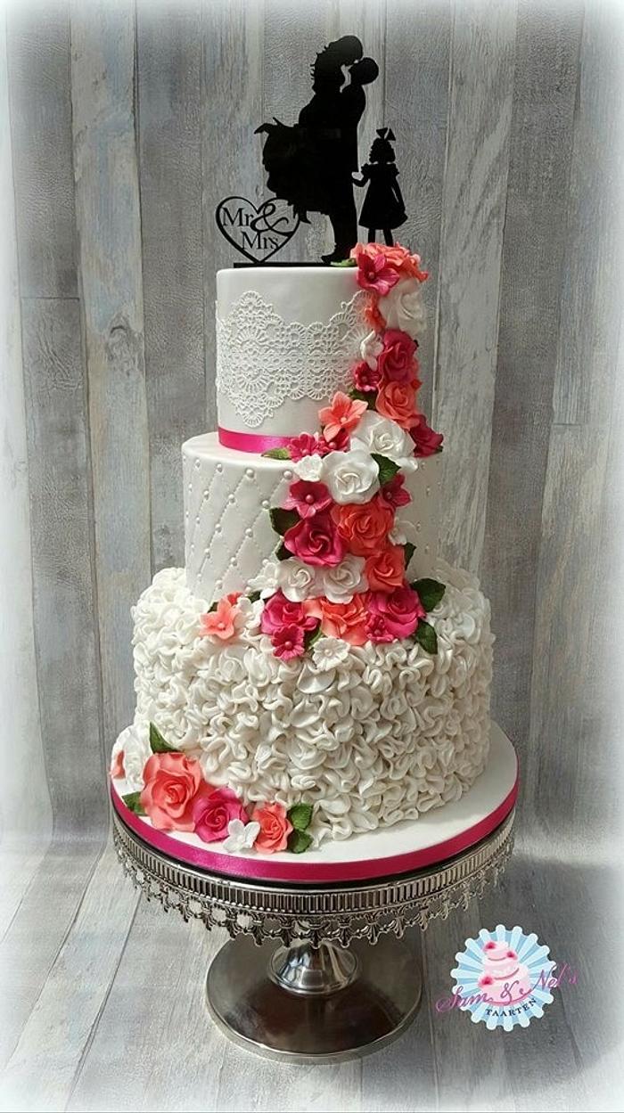 White weddingcake with ruffles