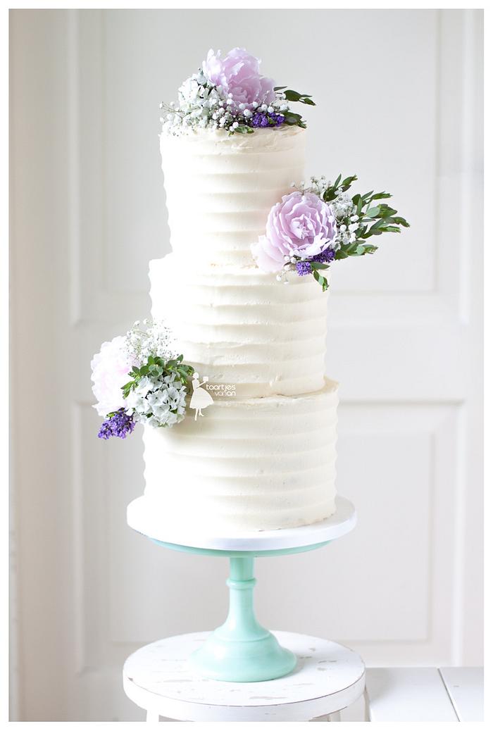 Buttercream weddingcake with sugarflowers