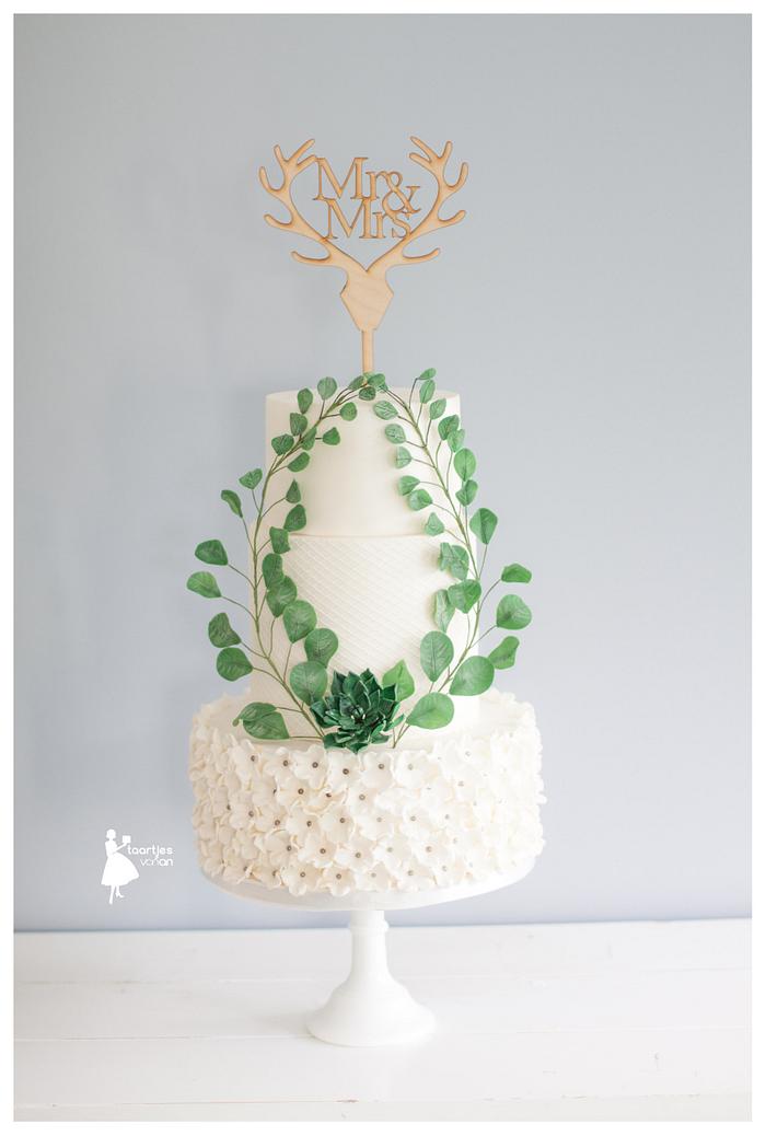 Double barrel weddingcake with succulents