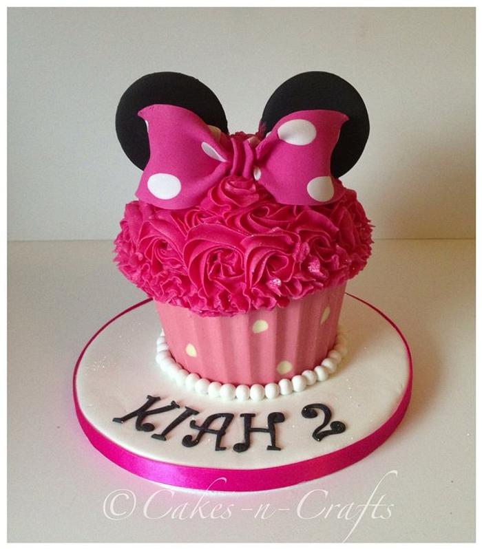 Minnie Mouse giant cupcake