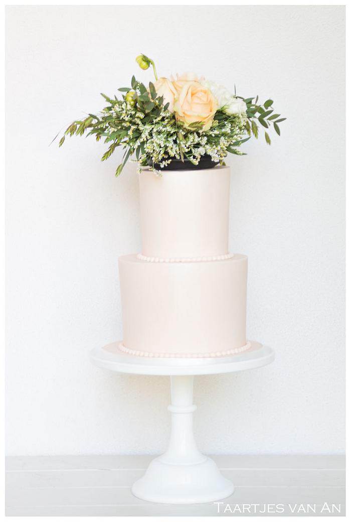 Weddingcake with fresh flowers on top