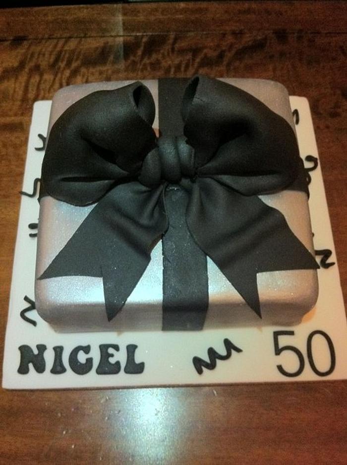 Big standing bow on square cake