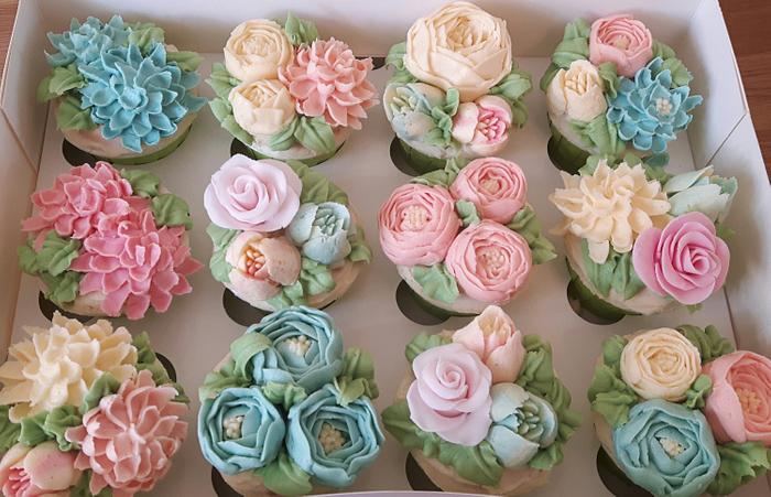 Buttercream flowers, wedding cupcakes. 