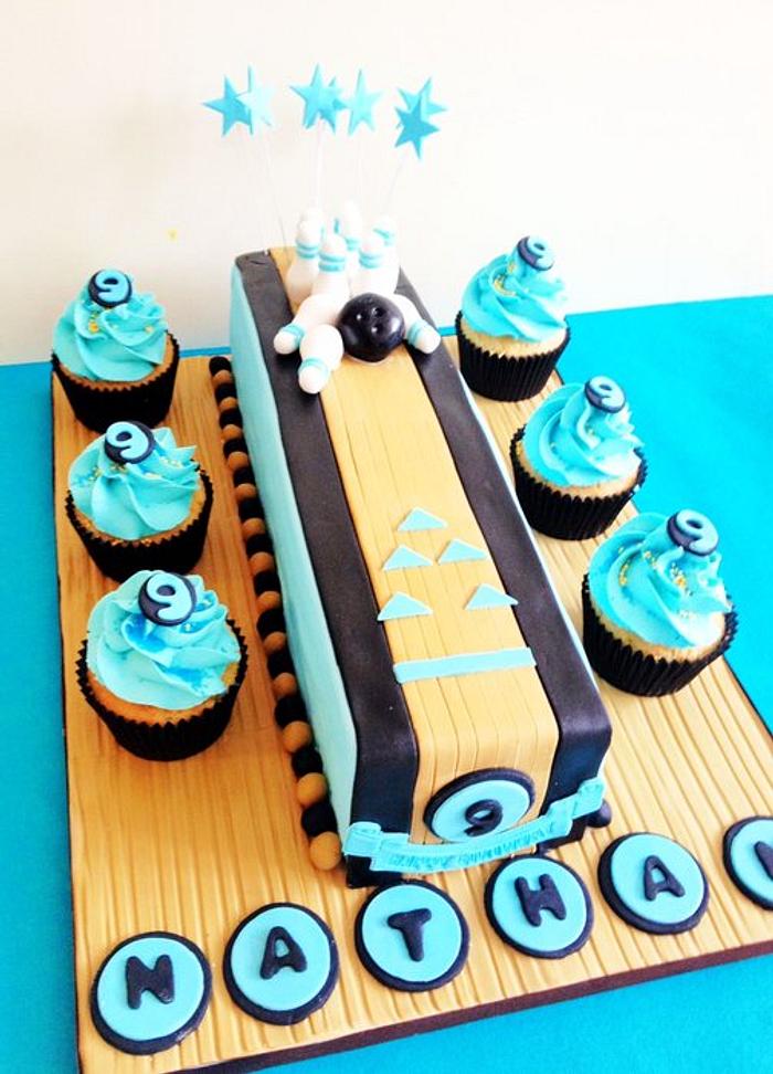 Bowling cake and cupcakes