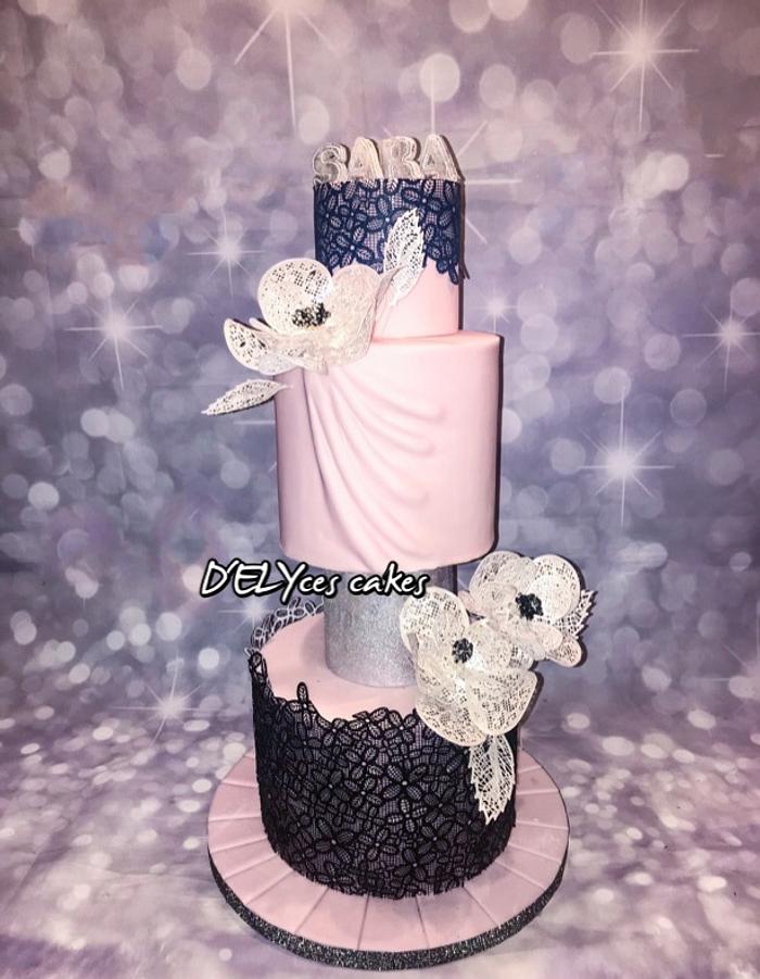 Cake avec fleurs en dentelle  