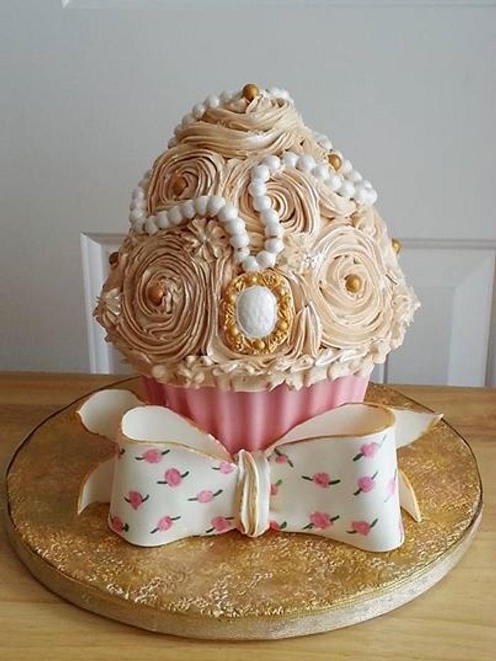 Miss Cupcakes» Blog Archive » Vintage Giant cupcake cake