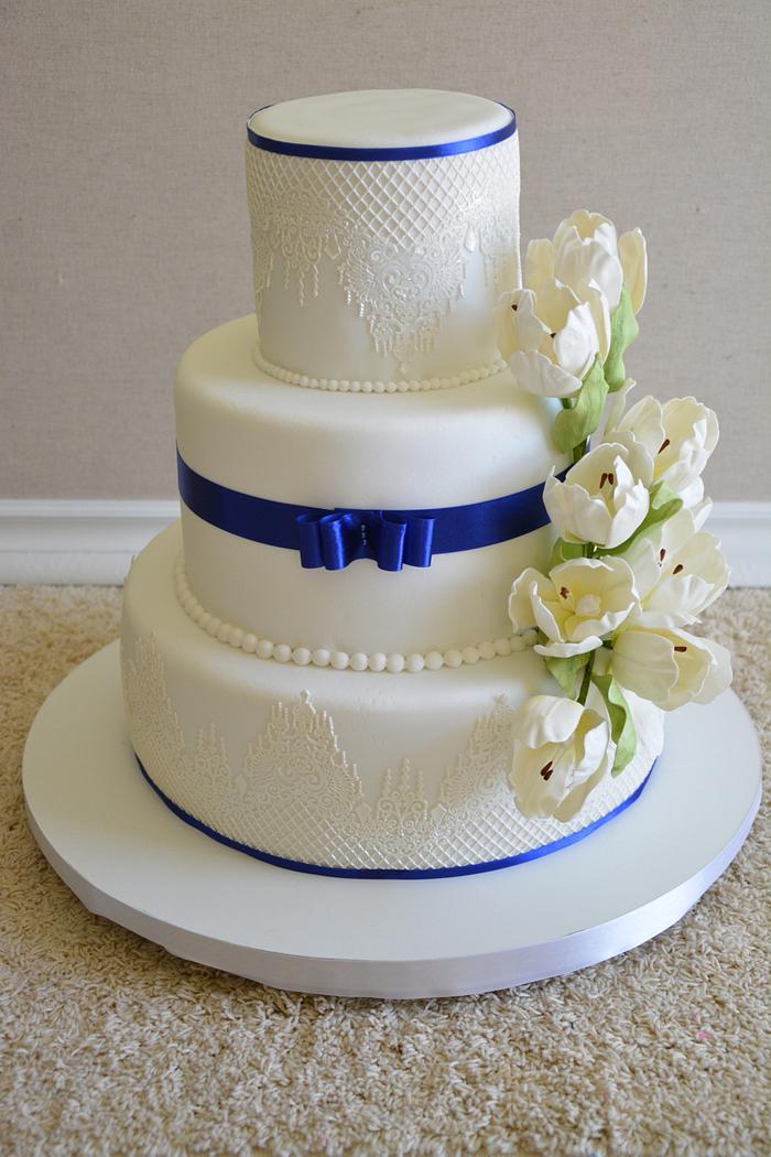 Royal blue wedding cake with tulips