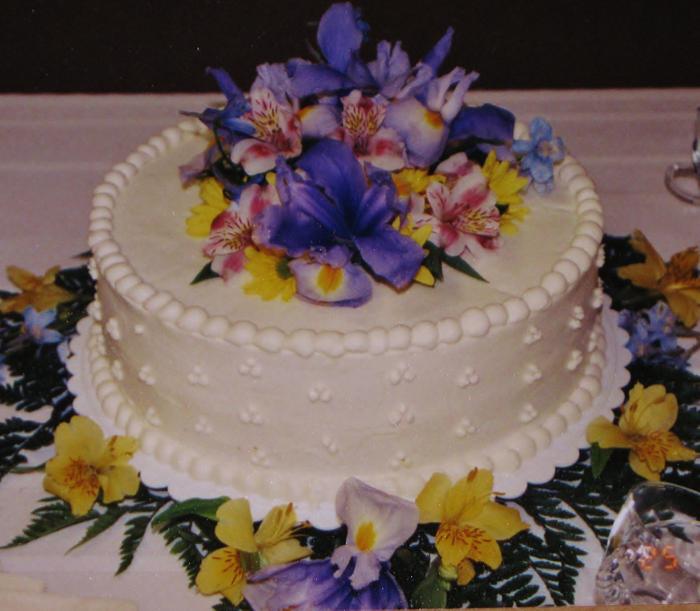 lily and iris buttercream cake