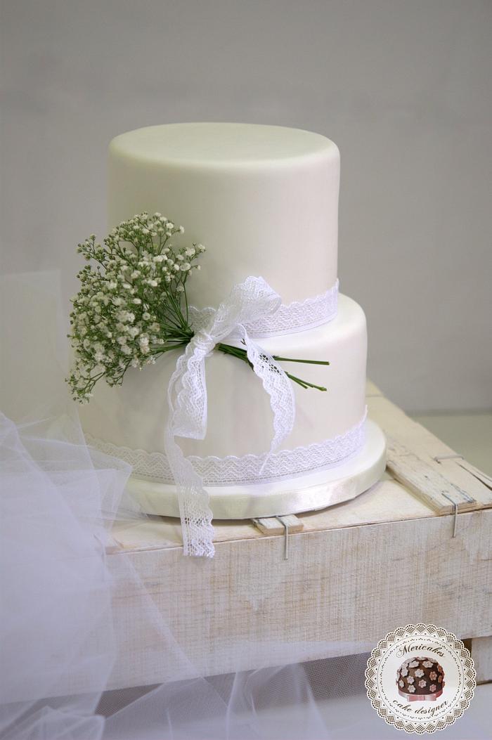 Delicate white wedding cake