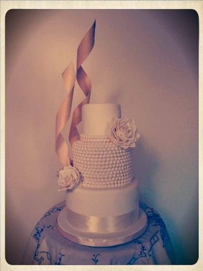 Pearls&Roses Wedding Cake
