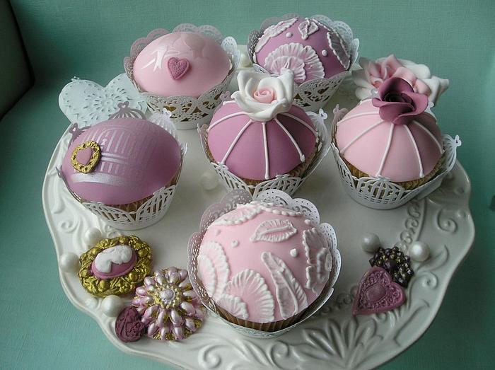 Brush embroidery vintage cupcakes