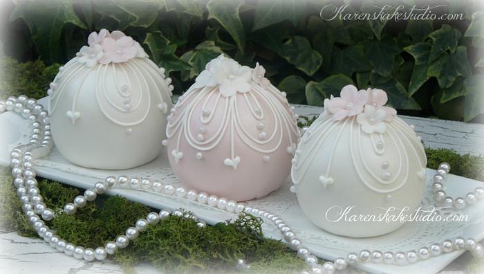 Bauble cakes