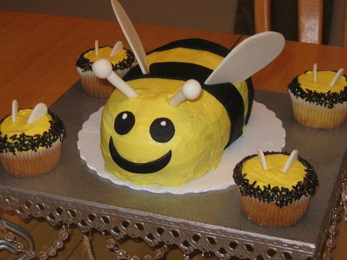 Bee Mini Cake with Matching Cupcakes