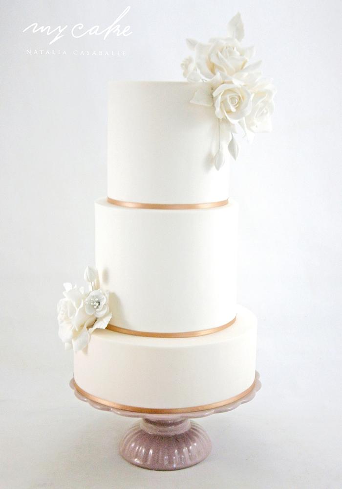 Rosas blancas - Decorated Cake by Natalia Casaballe - CakesDecor