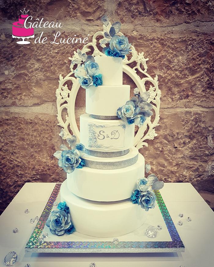Bleu and white wedding cake 