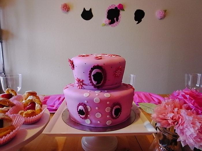 Cameos, dots and flowers cake