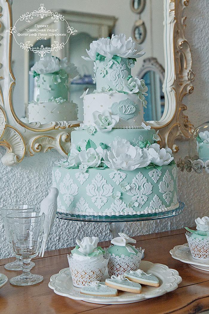 Green and white damask wedding cake !