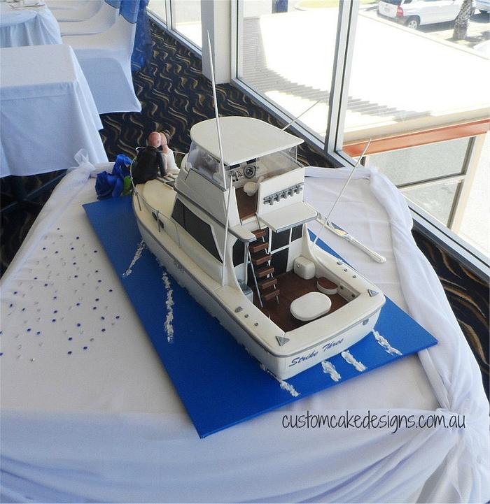Flybridge Cruiser Boat Wedding Cake