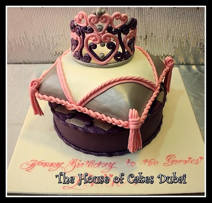 Pillow and crown cake