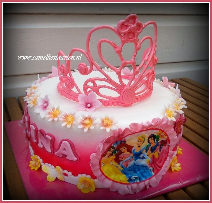Princess cake with crown made with Icing