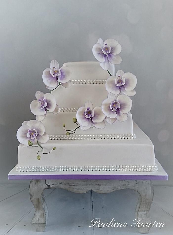 Weddingcake with orchids