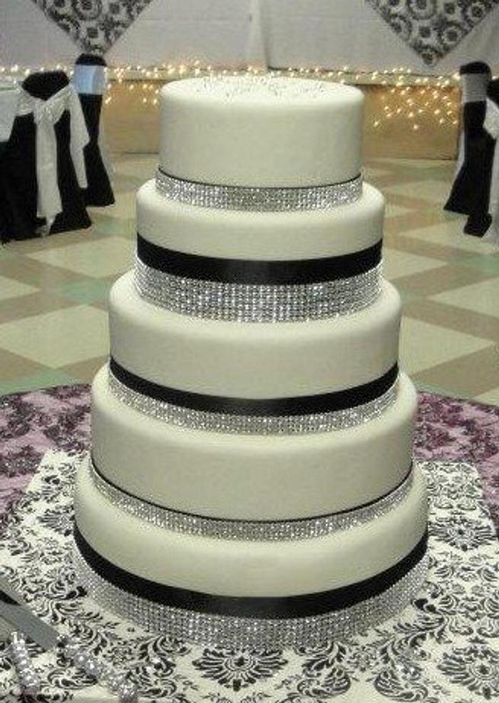 Wedding cake with crystal ribbon diamond
