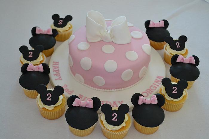 Minnie mouse cake and matching cupcakes