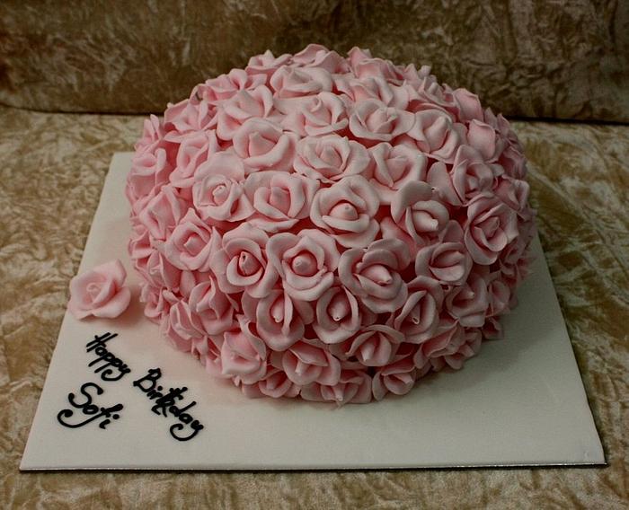 Cake with pink roses