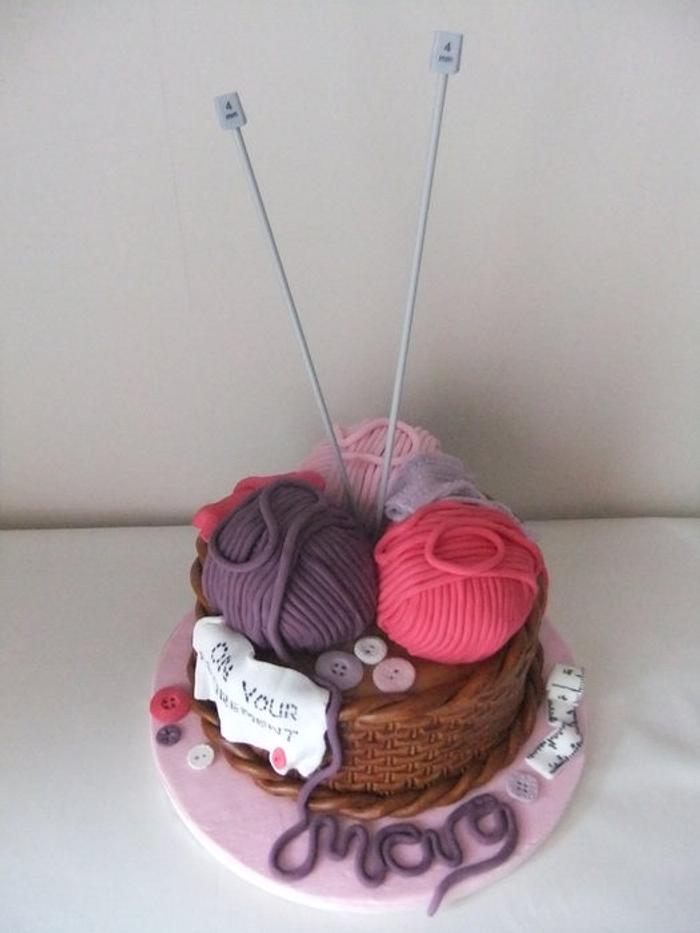 Knitting basket/wool ball cake