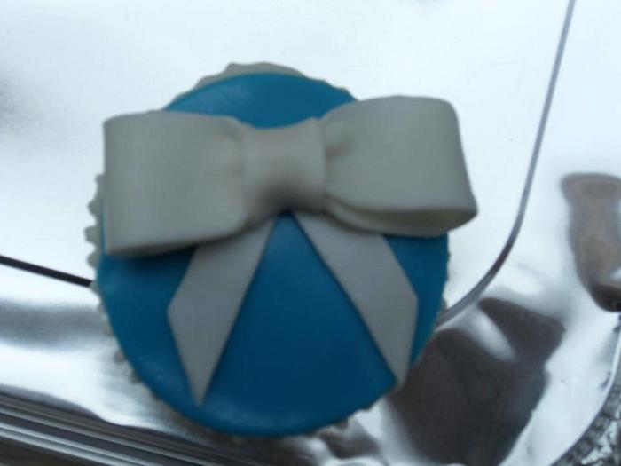 bow cupcake