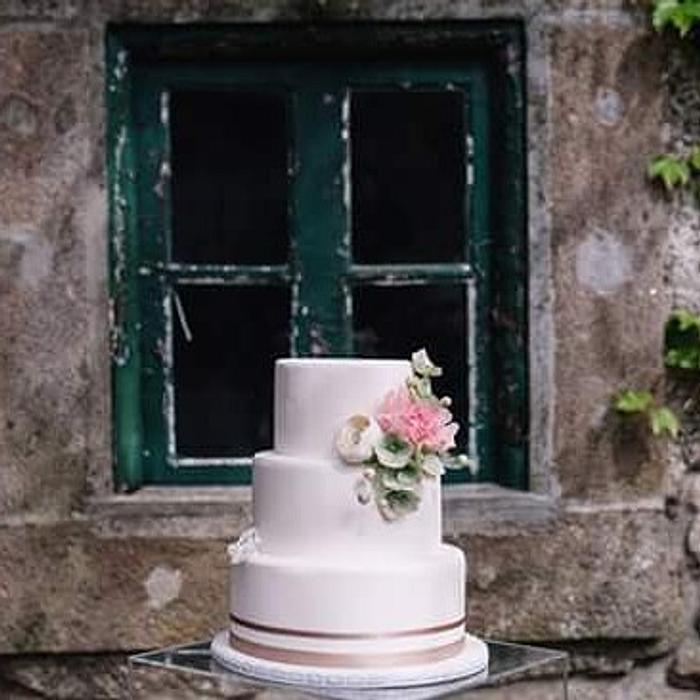 Simple and Classic wedding cake