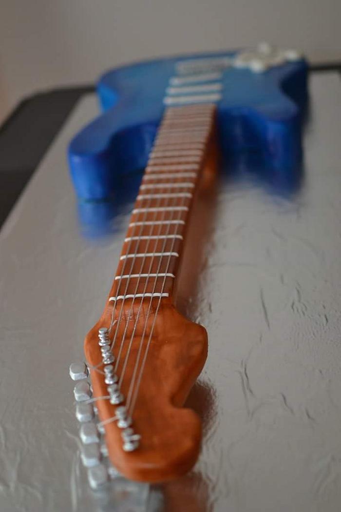 Real size electric guitar cake