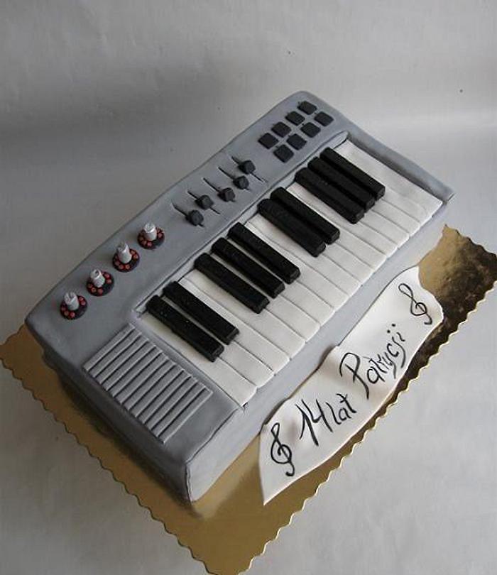 keyboard cake