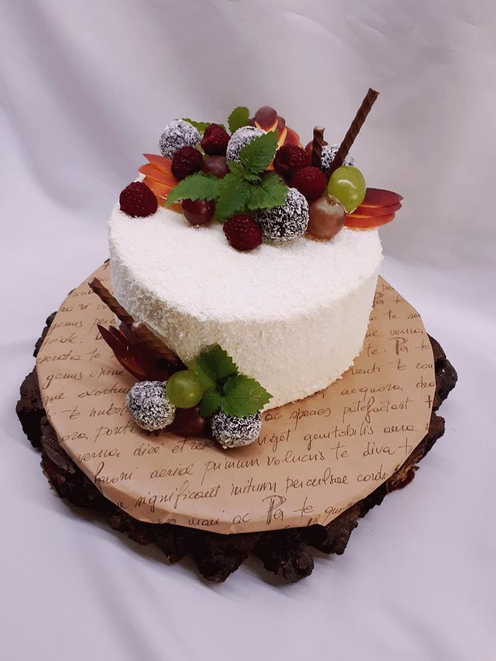 Cake with white ganache and gourmet coconut