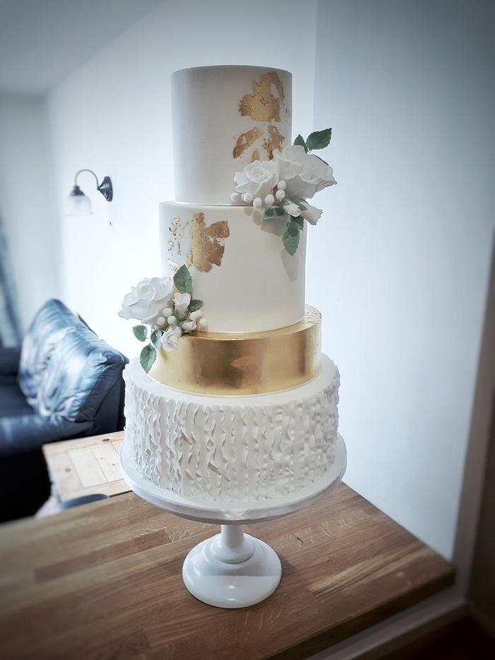 Golden elegance wedding cake 