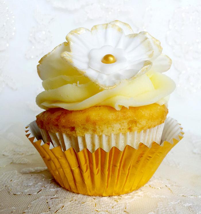 White & Gold Vintage Cupcake