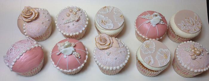 Lace and pearls cupcakes