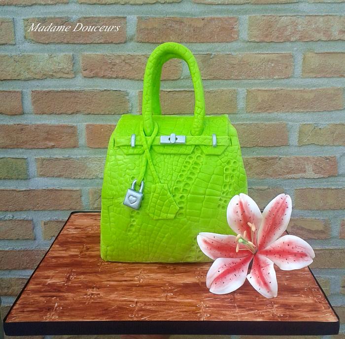 Purse cake - Decorated Cake by Madame Douceurs - CakesDecor