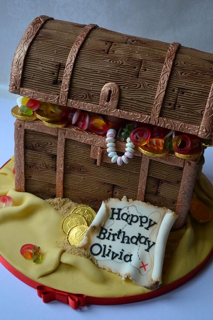 Treasure Chest Cake Isolated On White Stock Photo - Download Image Now -  Cake, Birthday, Birthday Cake - iStock