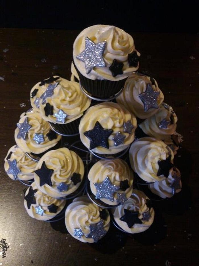 Glitzy star cupcakes 
