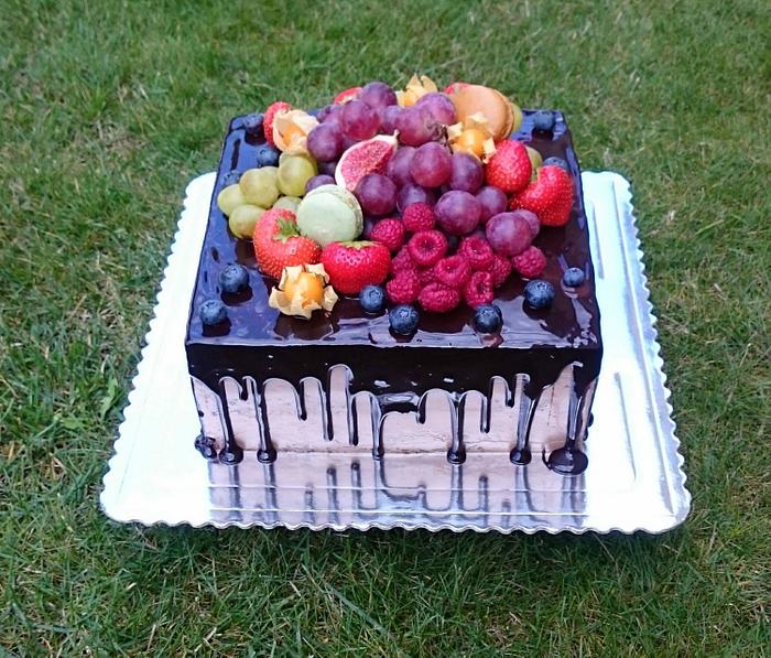 Chocolate cake with fresh fruits