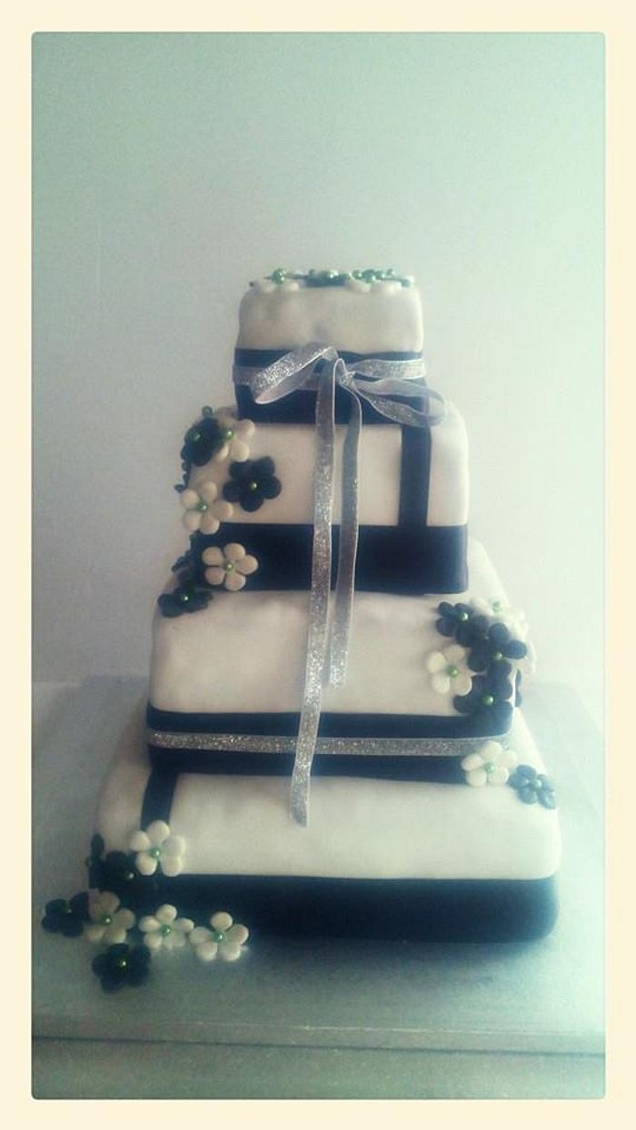 wedding cake black and white