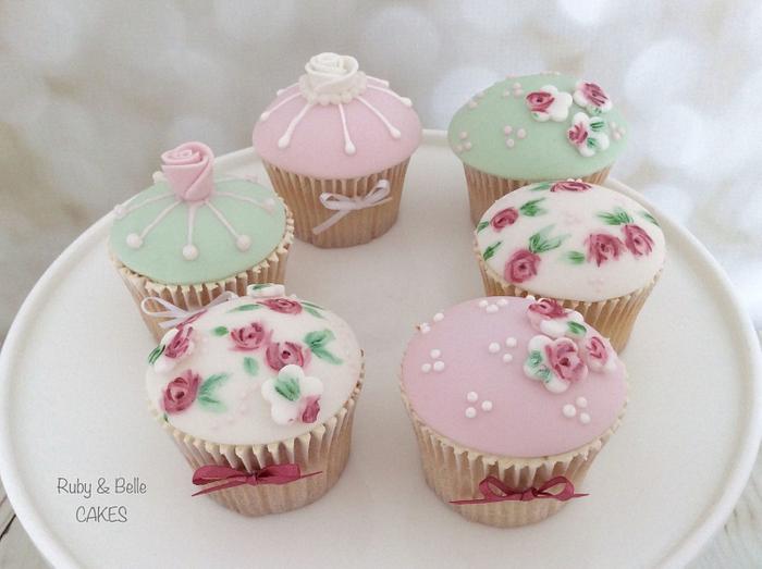 Vintage wedding cupcakes